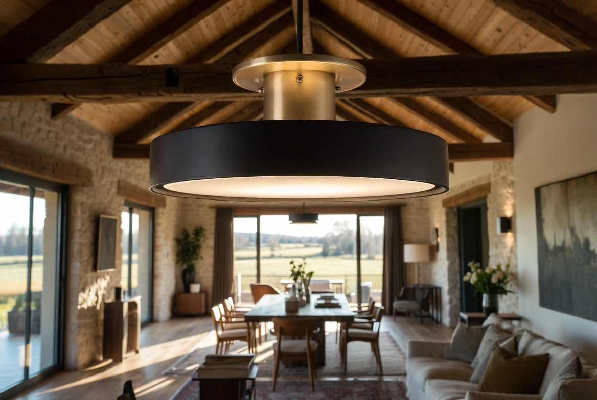 Espace chaleureux avec plafonnier luminaire nordique