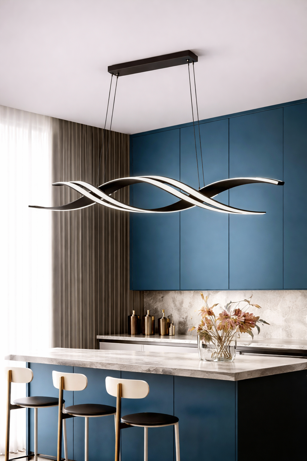 Cuisine éclairée avec suspension luminaire rubans torsadés